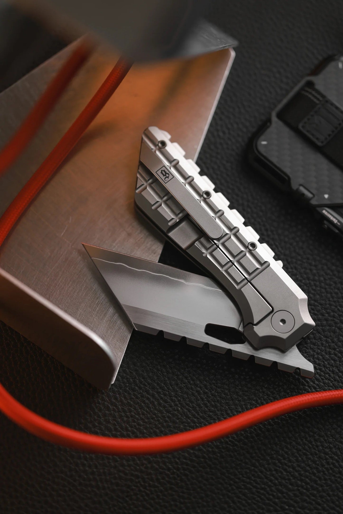 North Mountain Blade 2537-Ti gripper v2 ergonomic handle detail view