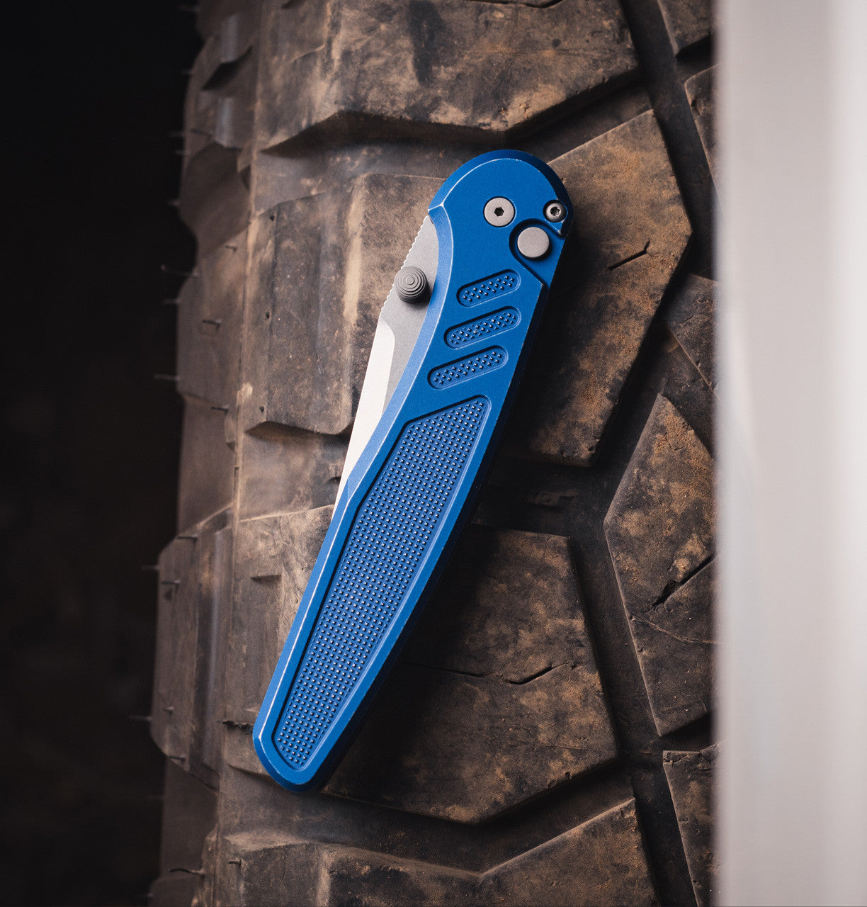 Pro-Tech Avalon Peace Neighbor PN1101-BW-Blue Battleworn Blue knurled 6061 aluminum handle with long deep carry clip