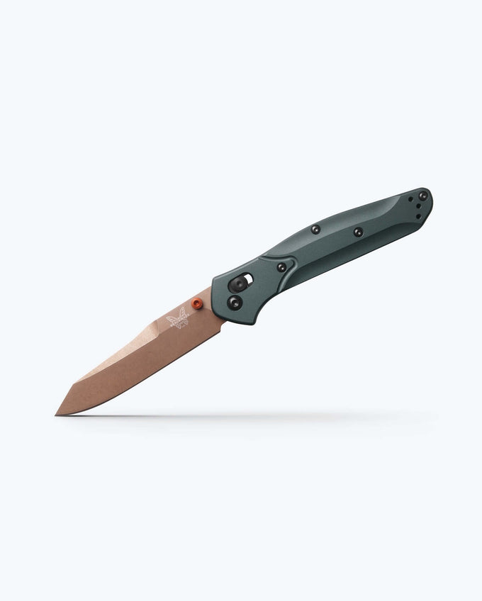 Benchmade Osborne 940FE-2601 front view – 3.4″ FDE Battlewash S90V reverse tanto folding knife