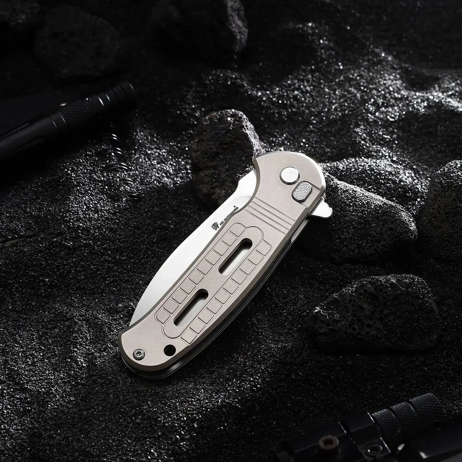 HX Outdoors Rock Sapphire ZD-119S closed view – compact titanium EDC folder