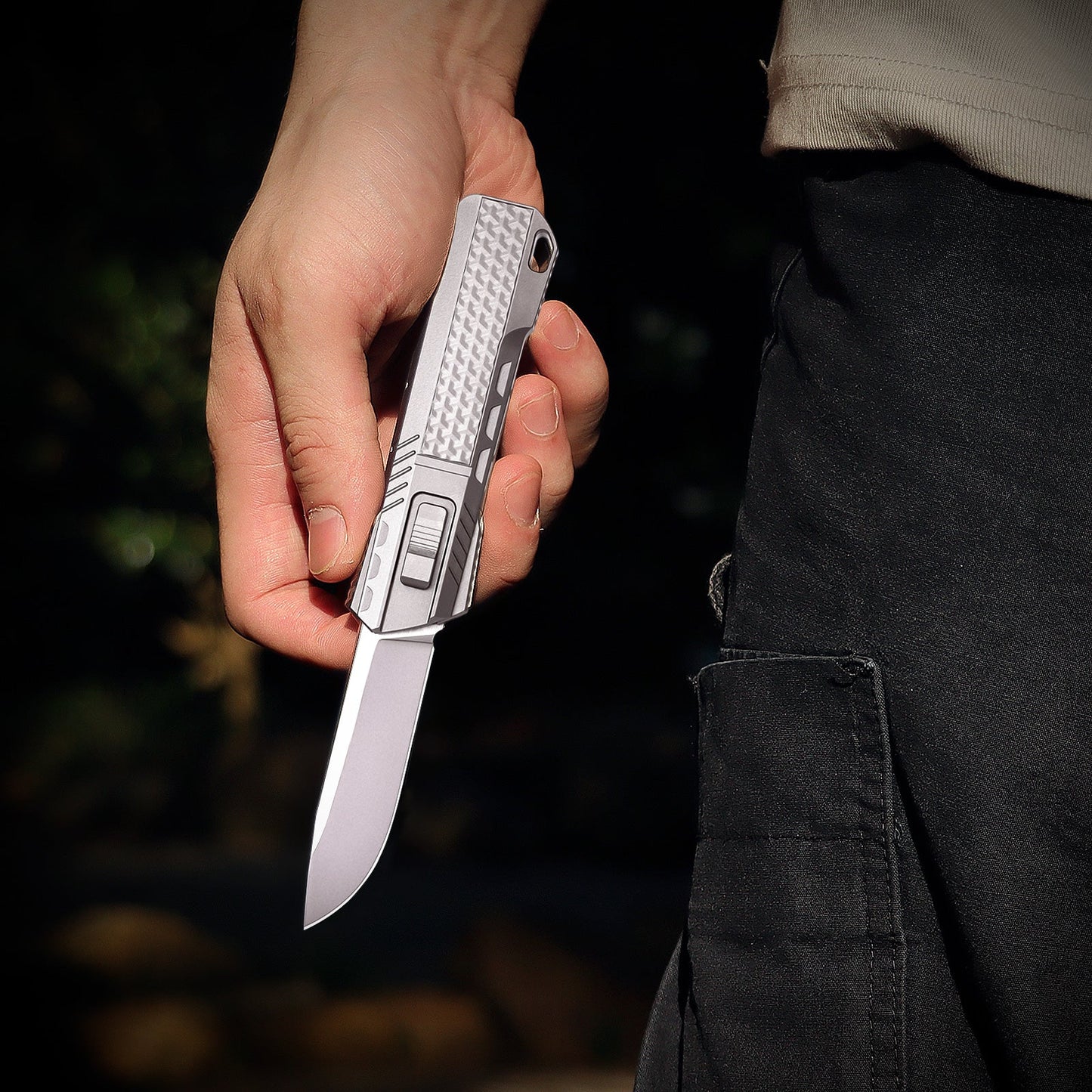 Remette ZL301B titanium handle detail with tip-up clip